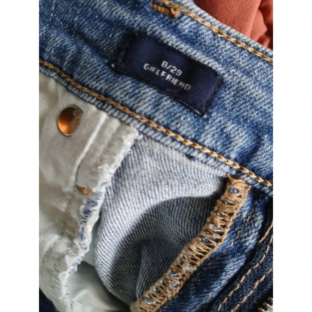 GAP Girlfriend Jeans Womens 8/29 Medium Wash Distressed Raw Hem Denim Blue